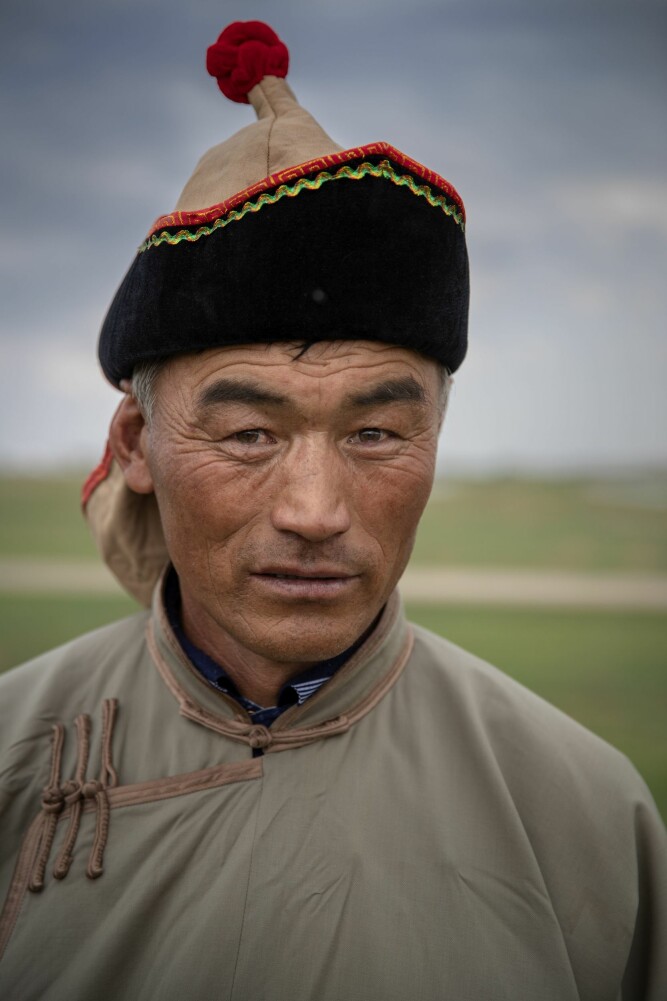 <b>SKAL LÆRE BARNA OM DERES FORFEDRE:</b> Den mongolske mannen med det kinesiske navnet, Li, er lærer på gresslettene utenfor Uxin. Hans oppgave er å lære by vante mongolske barn om deres forfedre. En ganske uvanlig greie i et land som vanligvis ikke er så opptatt av minoriteters ve og vel.