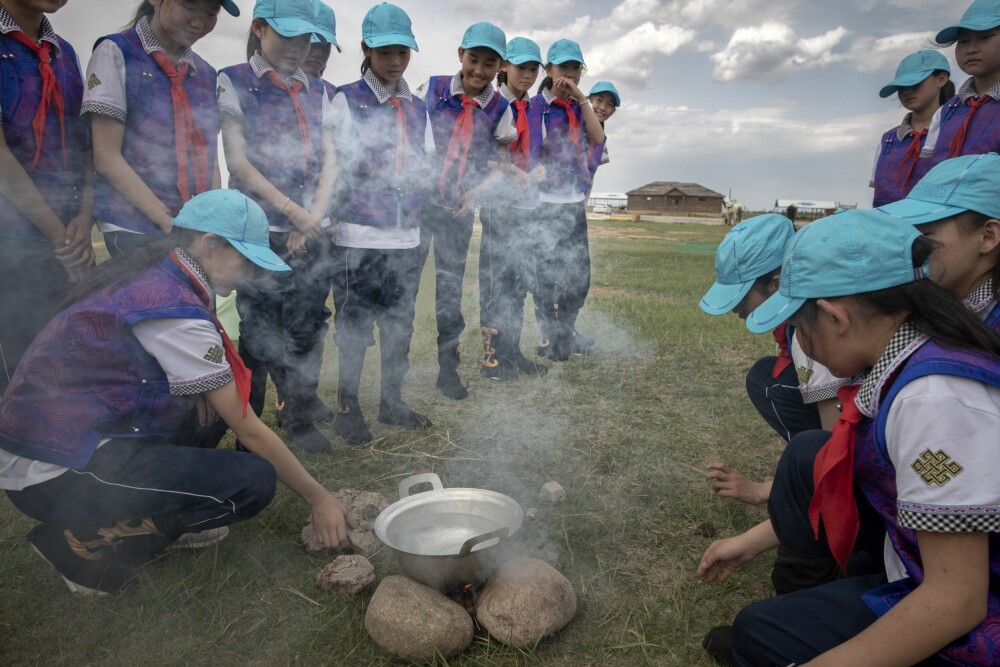 <b>LÆRER OM DERES FORFEDRE:</b> Skoleklassene på gresslettene lærer om ger-bygging, hesteridning, bryting og mongolsk kokekunst.