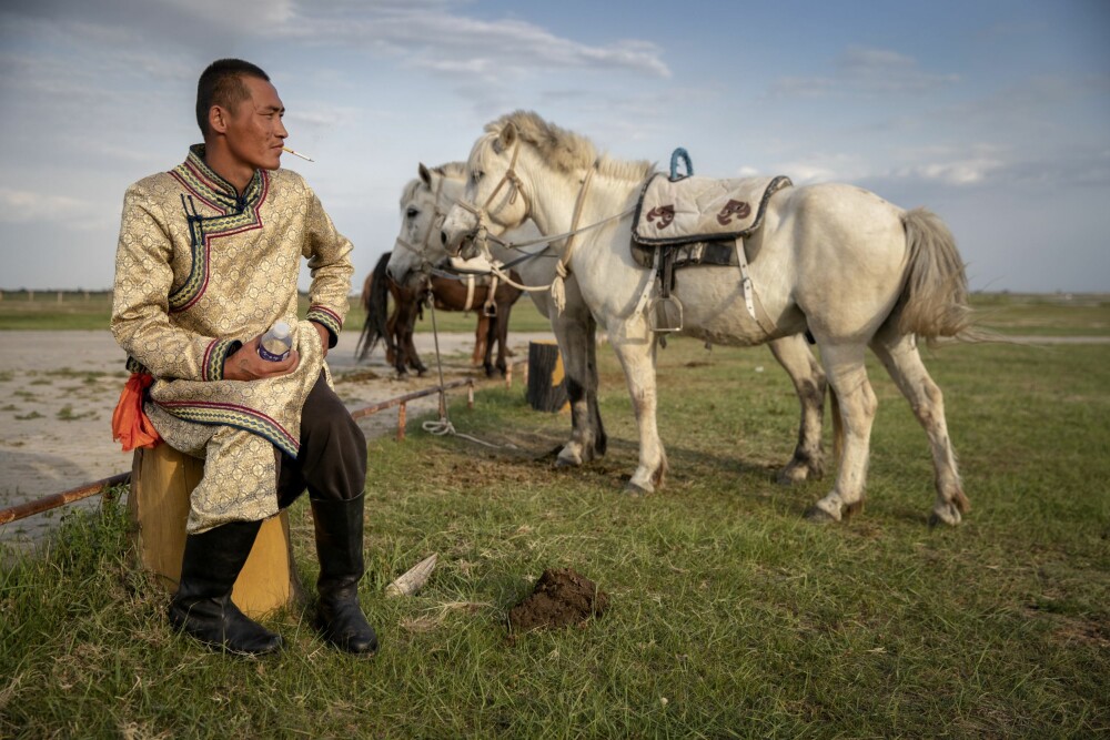 <b>EN HVIL:</b> En mongolsk mann med stor kunnskap om det å ri hest, tar seg en røykepause mellom underholdningen.