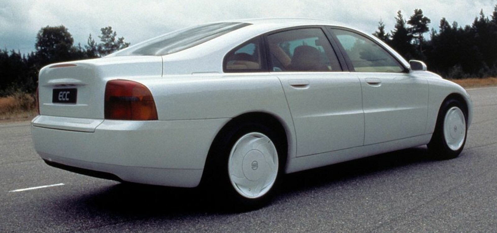 <b><SPAN CLASS=BOLD><STRONG>MILJØBIL:</b></strong></span> Men, er det ikke en S80? Nei, jo, vet ikke. Volvo Enviromental Concept Car fra 1992 var hvert fall en god forsmak på Volvo S80, som først ble vist frem i 1998. Seks år etter at Volvo ECC debuterte.