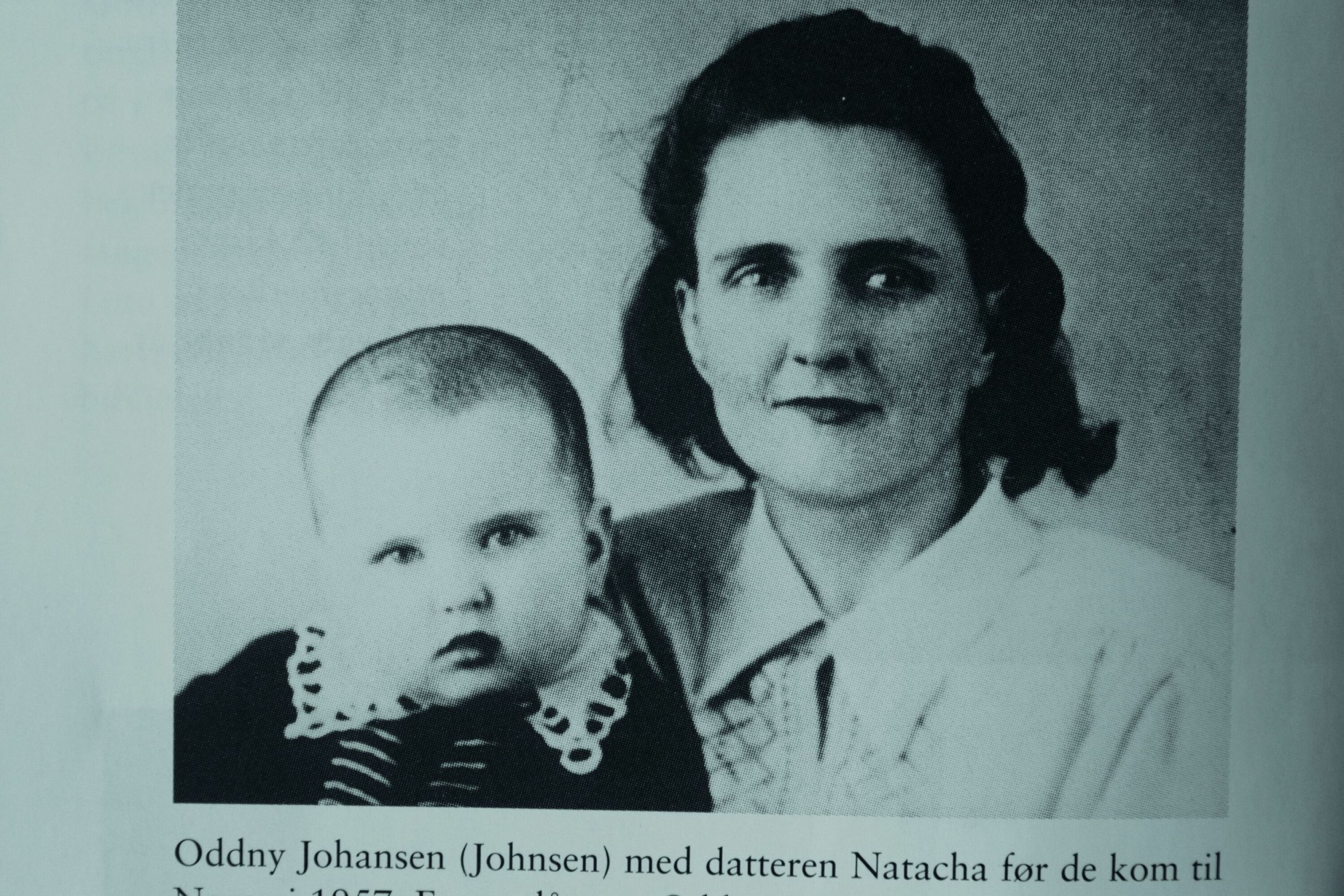 MOR OG DATTER: Oddny Johnsen sammen med datteren Natacha. Bildet er tatt mens sovjetiske myndigheter holdt dem mot sin vilje.