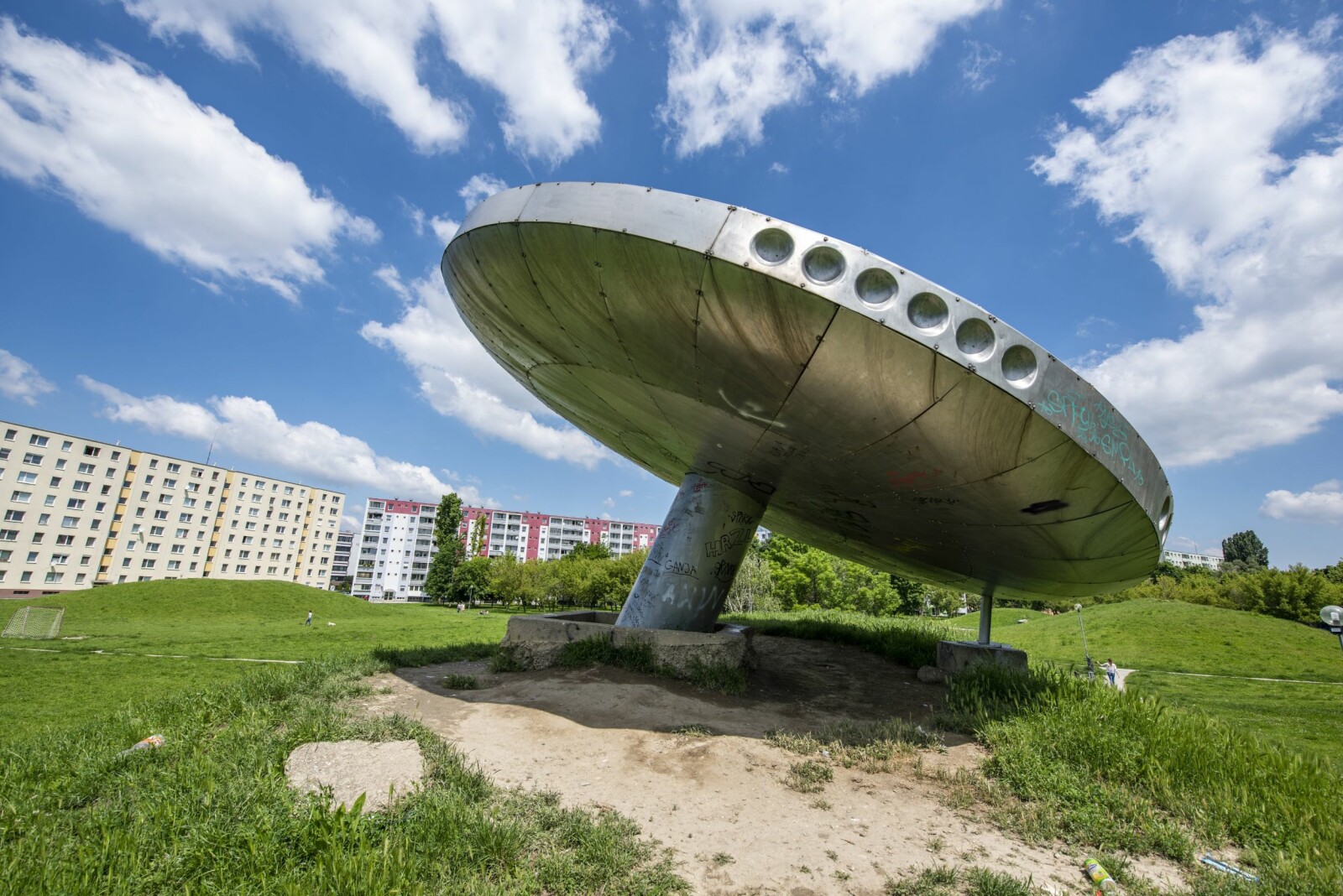 <b>SOSIALISTISK REALISME:</b> Overraskende å se en UFO i nabolaget Medzijarky på østkanten av Bratislava. Den ble bygget på midten av 1970-tallet da landet var en del av Sovjetunionen og arkitekturen representerer monumental realisme.  