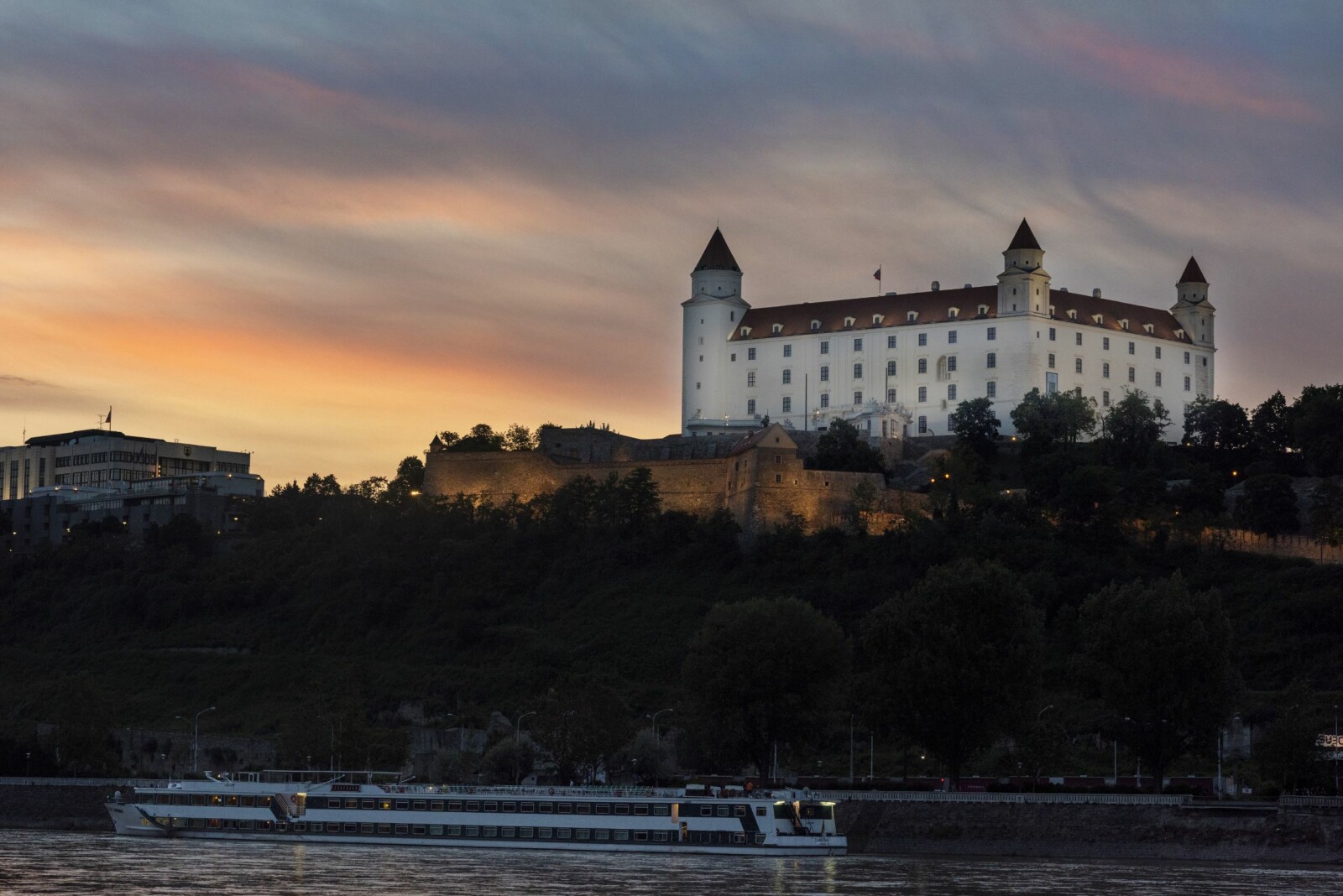 <b>LANDEMERKE:</b> Bratislavas slott i solnedgang. 