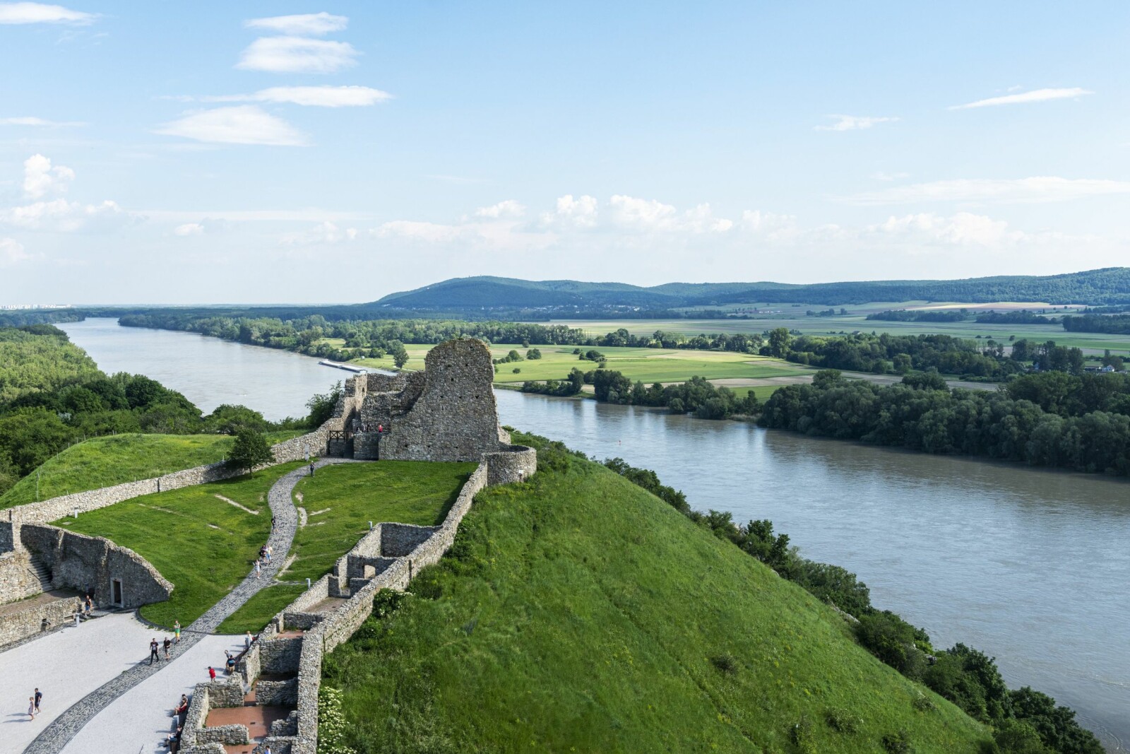 <b>GRENSE UNDER VANN:</b> Utsikt fra Devin-borgen. På venstre siden av elven Donau ligger Østerrike. Før Sovjetunionens fall var dette jernteppets grense inn i Europa. 