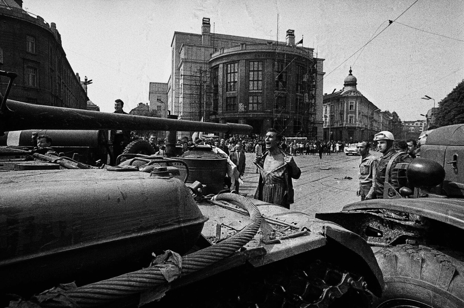 <b>1968:</b> Mannen og stridsvognen. Det ikoniske fotografiet fra 21. august 1968.