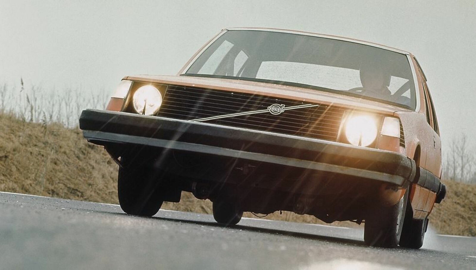 <span class=bold><strong>VOLVO EXPERIMENTAL SAFETY CAR:</strong></span> Det er ikke vanskelig å se at dette var forløperen til Volvo 240 (1975).
