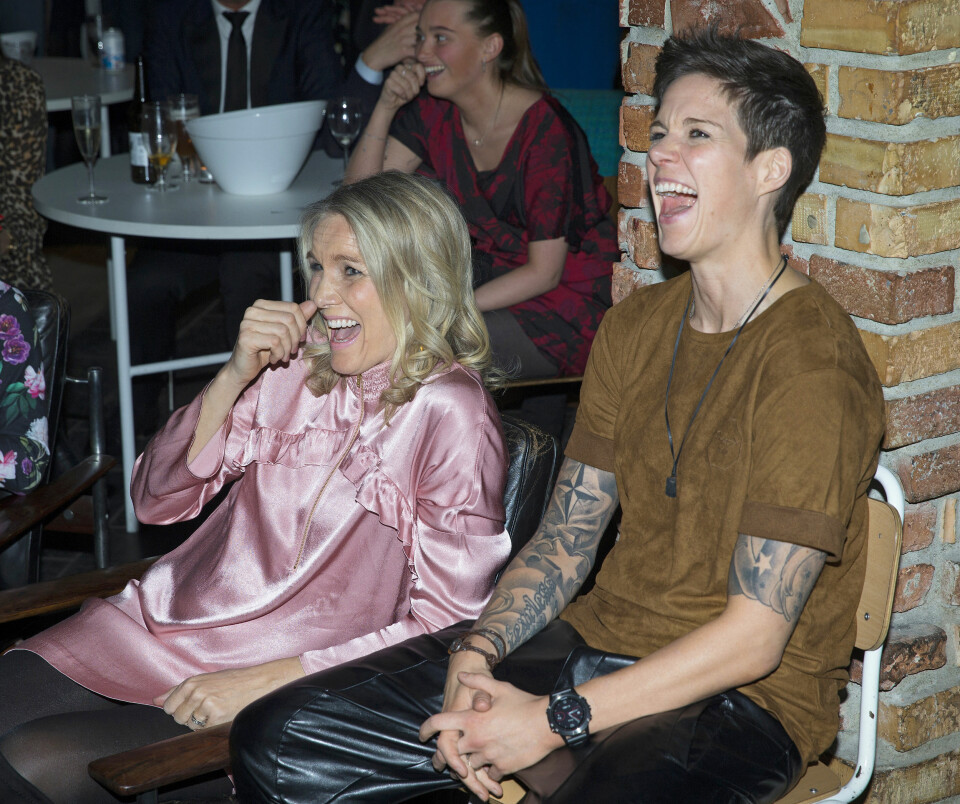 «DARE TO BE YOU»: «Våg å være deg selv» var temaet for festkvelden til Specsavers. Et budskap som traff Gro midt i hjertet. Her er hun sammen med kona Anja på finalefesten etter seieren i «Mesternes mester».