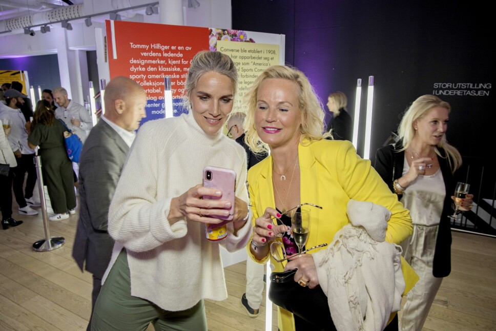 KJENDISMINGEL: Lotto-programleder Ingeborg Myhre fikk god veiledning av Specsavers-ambassadør Gro Hammerseng-Edin, på jakt etter nye briller.