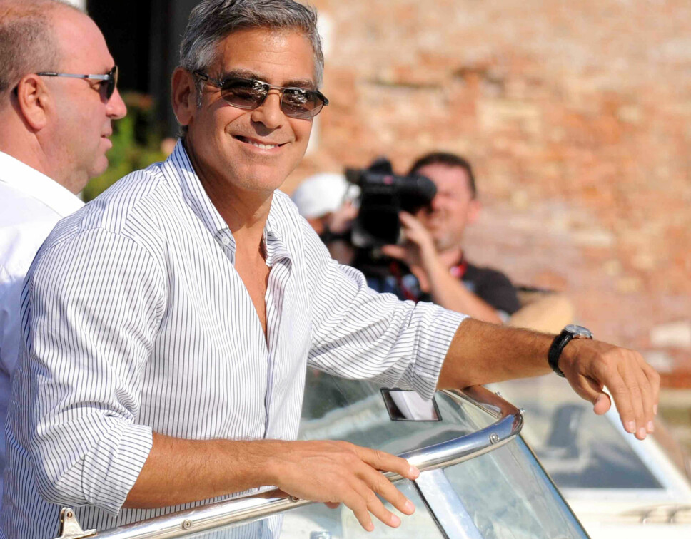 ALL GRUNN TIL Å SMILE: En feriekledd og smilende George Clooney har mange gode grunner til å være fornøyd, ikke minst fordi han eier et nydelig hus ved Comosjøen i Italia. Her er han avbildet i Venezia ved en annen anledning.