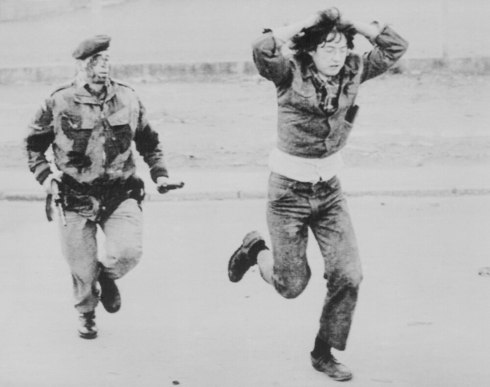 <b>JAGET:</b> En demonstrant blir jaget av en soldat. Et ikke uvanlig syn i Nord-Irland på 70-tallet.