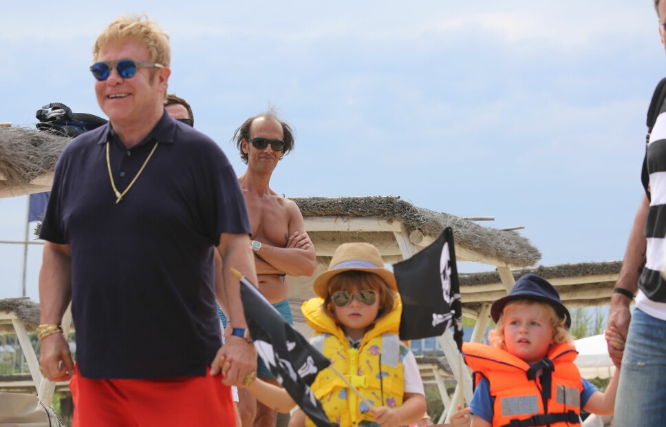 PÅ FERIE: Elton John er glad i Frankrike. Her er han med ektemannen og barna på ferie i Saint-Tropez i 2015.