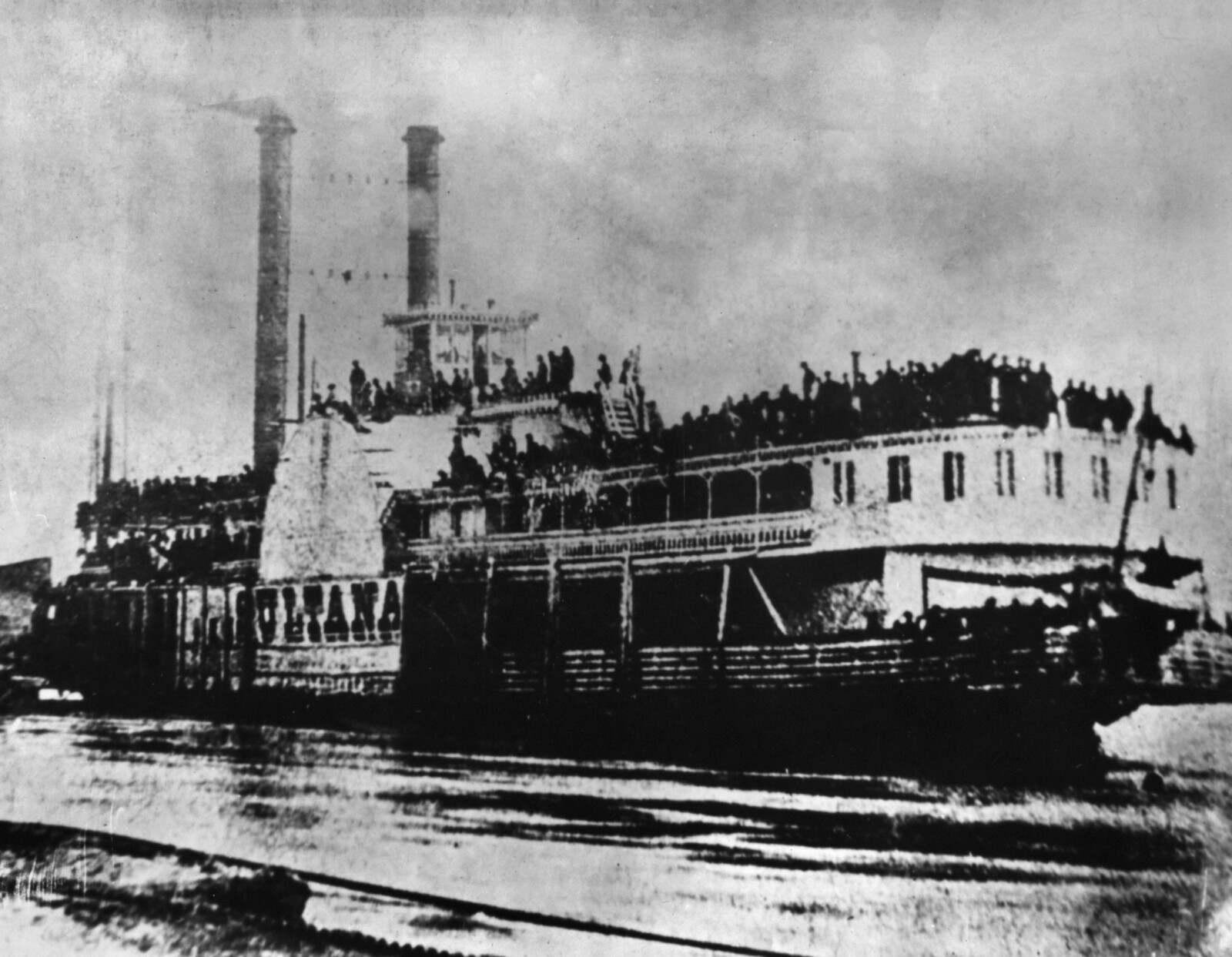 <b>SISTE STOPP:</b> Hjuldamperen Sultana ble fotografert under et anløp i Helena, Arkansas en dag før katastrofen natt til 27. april 1865.