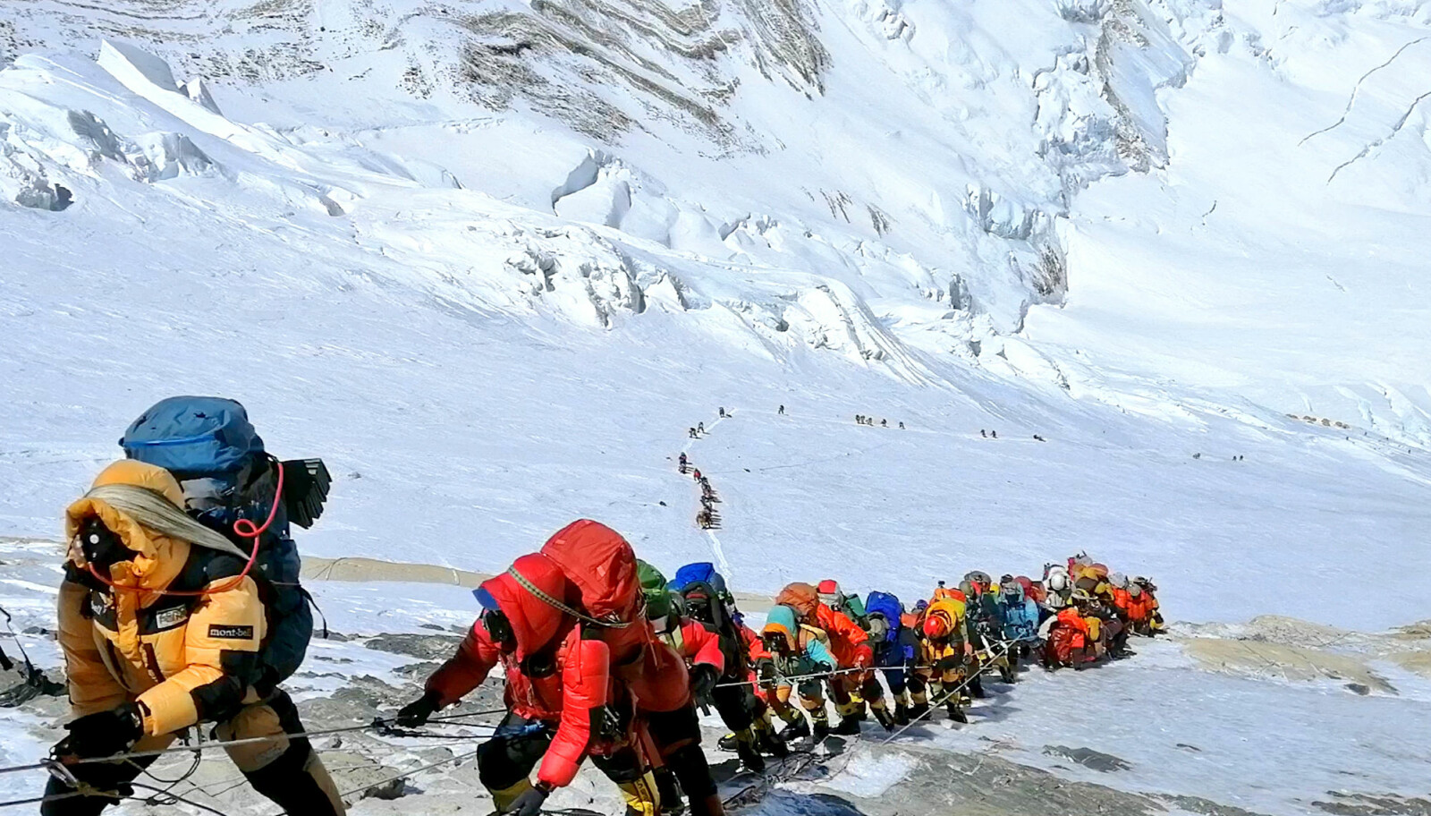 DØDSKØ: Dette bildet fra mai i år vider tydelig hvor mange som forsøker å nå toppen av Mount Everest. Mer enn 20 mennesker har dødd i forsøket på å bestige fjellet bare i år.