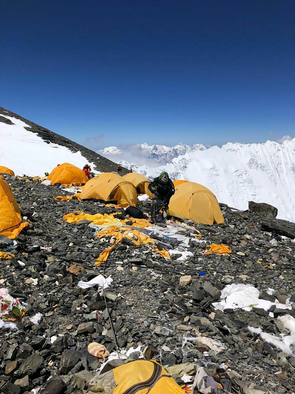 <b>SØPPELPLASS:</b> 21. mai i år så det slik ut på camp 4 på Mount Everest, den høyeste campen før toppen. Søppel og forlatte telt ligger strødd.
