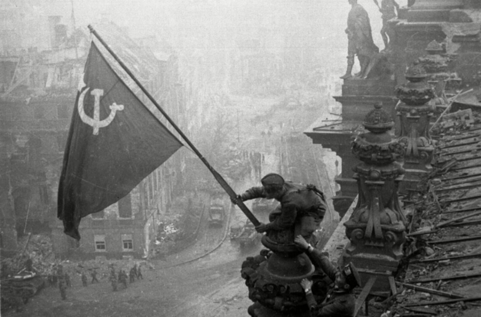 <b>BLODIG FREMMARSJ:</b> Michael Zjedanov trodde han var i mål da Den røde armé rykket inn i Berlin og heiste sovjet-flagget på riksdagsbygningen.