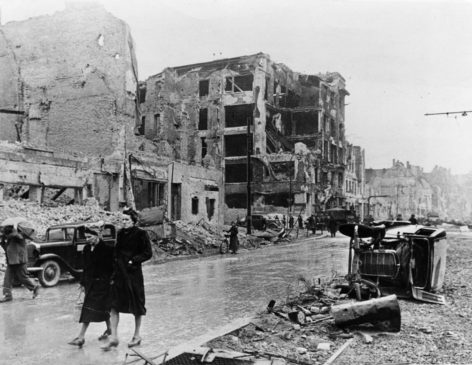 <b>PUNKTUM I EUROPA:</b> Michael Zjedanov husker at hans soldatkolleger kjørte frem feltkjøkken til Berlins befolkning etter at byen falt i 1945. Den tyske hovedstadens innbyggere har fortalt andre historier om blant hevntokter, voldtekter og plyndring.