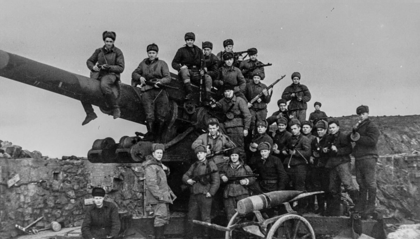 <b>SEIERRIKE:</b> Den røde armé var i knestående under tyskernes blitz-krieg da Michael Zjedanov løy på alderen for å få delta i krigen. Så snudde krigslykken. Det gjorde at sovjetiske soldater befridde Europa fra nazistene østfra. Her fra et erobret tysk kanon­batteri utenfor Kirkenes for akkurat 75 år siden.