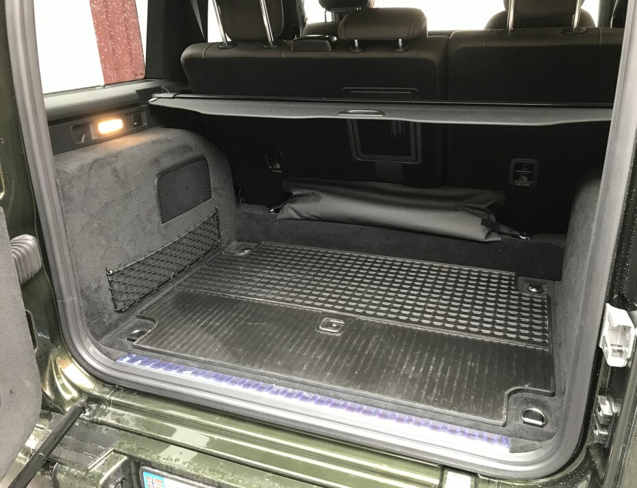 KASSE: Formen på G-klasse gir noen klare fordeler. Bagasjeplassen er god, ikke minst i høyden.