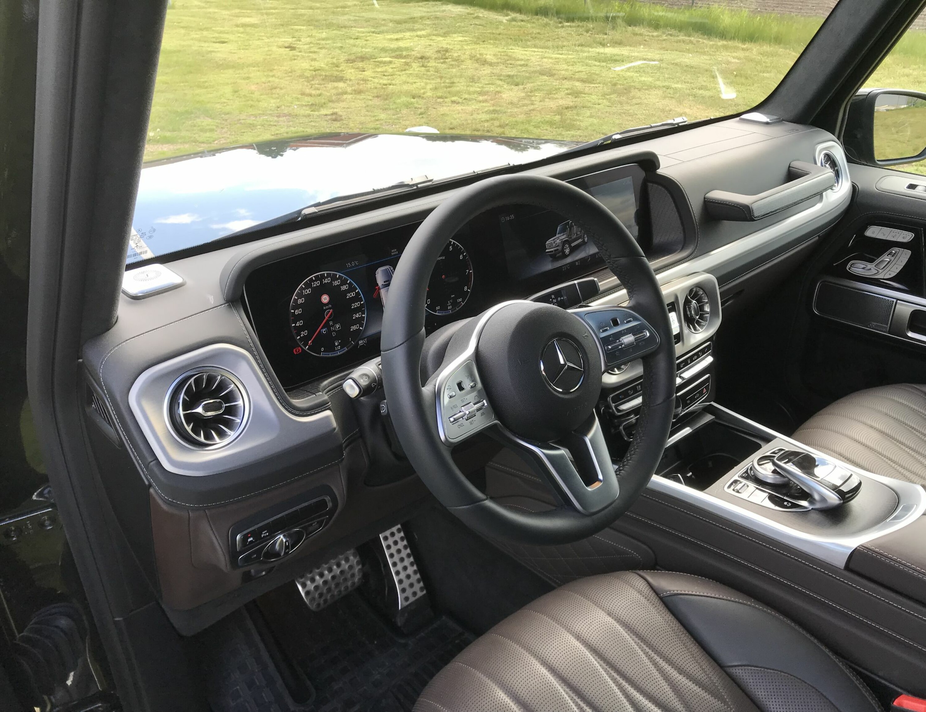 FRA S-KLASSE: Helt ny cockpit med brede skjermer som i S- og E-klasse.