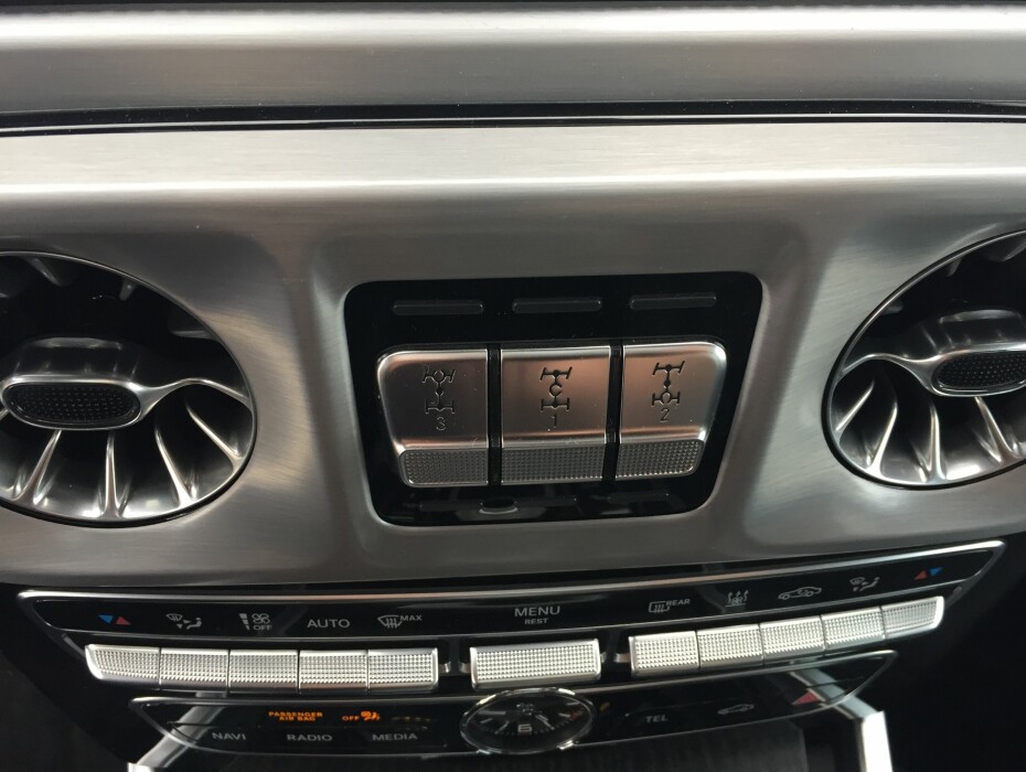 SPERRET: G-Klasse har tre differensialsperrer. Sperringen av de tre differensialene sørger for at likt turtall fordeles jevnt på alle fire hjul – uavhengig av det enkelte hjulets veigrep. Dermed kan hjulene som har veigrep, overføre drivkraften og sørge for fremdrift.