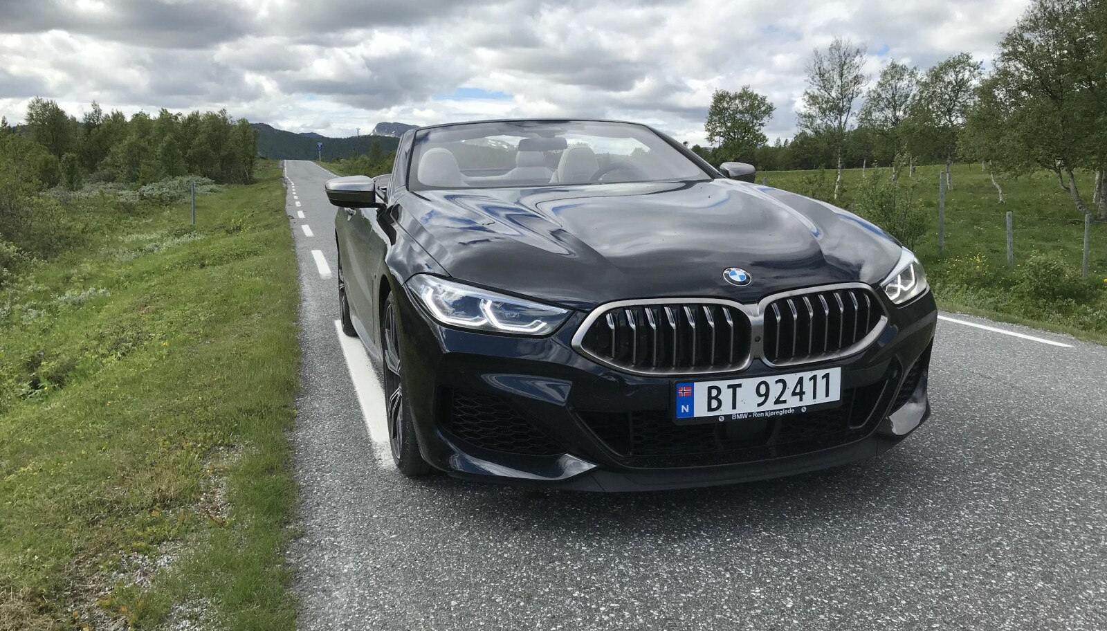 <b>TØFT:</b> BMW har fått mye kritikk for nyregrillen på nye 7-serie og X7. På 8-serie har mindre nyregrill og vi synes den kler bilen godt.