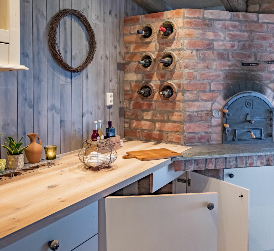 PIZZAOVN: I dete ene hjørnet av hagestuen er det bygget en bakerovn, som det stadig blir stekt pizza i. Panelet som er ferdig behandlet, hadde Christine lett etter lenge. Hun var så glad da hun fant det og syns det passer perfekt i et uterom. PIZZAOVN: I dete ene hjørnet av hagestuen er det bygget en bakerovn, som det stadig blir stekt pizza i. Panelet som er ferdig behandlet, hadde Christine lett etter lenge. Hun var så glad da hun fant det og syns det passer perfekt i et uterom.