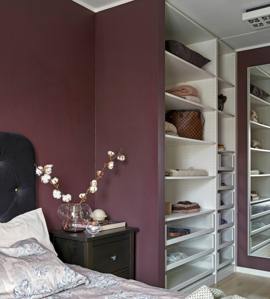 WALK-IN-CLOSET: Til å lage et walk-in-closet har interiørarkitekten valgt Pax garderobeløsning fra Ikea, som er både praktisk og oversiktlig. Legg også merke til at takhøyden på 2.36 er maksimalt utnyttet. I enden er det hengt opp et stort speil. På nattbordet står Cado glassvase og liten lyslykt, begge fra Holmegaard, og Chapeau skål fra Lyngby Porcelæn. WALK-IN-CLOSET: Til å lage et walk-in-closet har interiørarkitekten valgt Pax garderobeløsning fra Ikea, som er både praktisk og oversiktlig. Legg også merke til at takhøyden på 2.36 er maksimalt utnyttet. I enden er det hengt opp et stort speil. På nattbordet står Cado glassvase og liten lyslykt, begge fra Holmegaard, og Chapeau skål fra Lyngby Porcelæn.