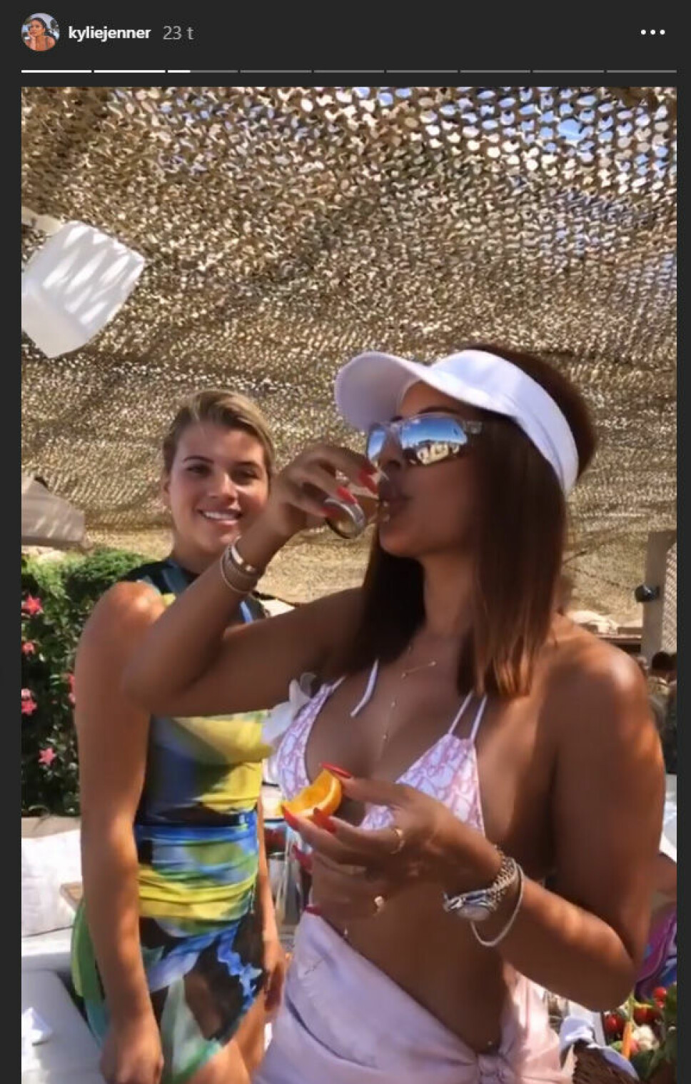 FEST: Kylies venninne Yris Palmer tok et par shots til ære for Instagram da bursdagsgjengen var ute og festet på det som ser ut som et lokalt spisested.