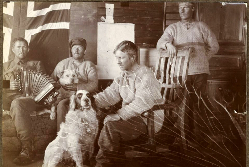Fra venst­re Daniel Nøis, Jo­han Nilsen Nøis, Hil­mar Nøis og sit­ten­de for­an po­lar­fors­ker Arve Stax­rud. (Opp­havs­rett: Odd Ivar Olsen/WikiCommons)