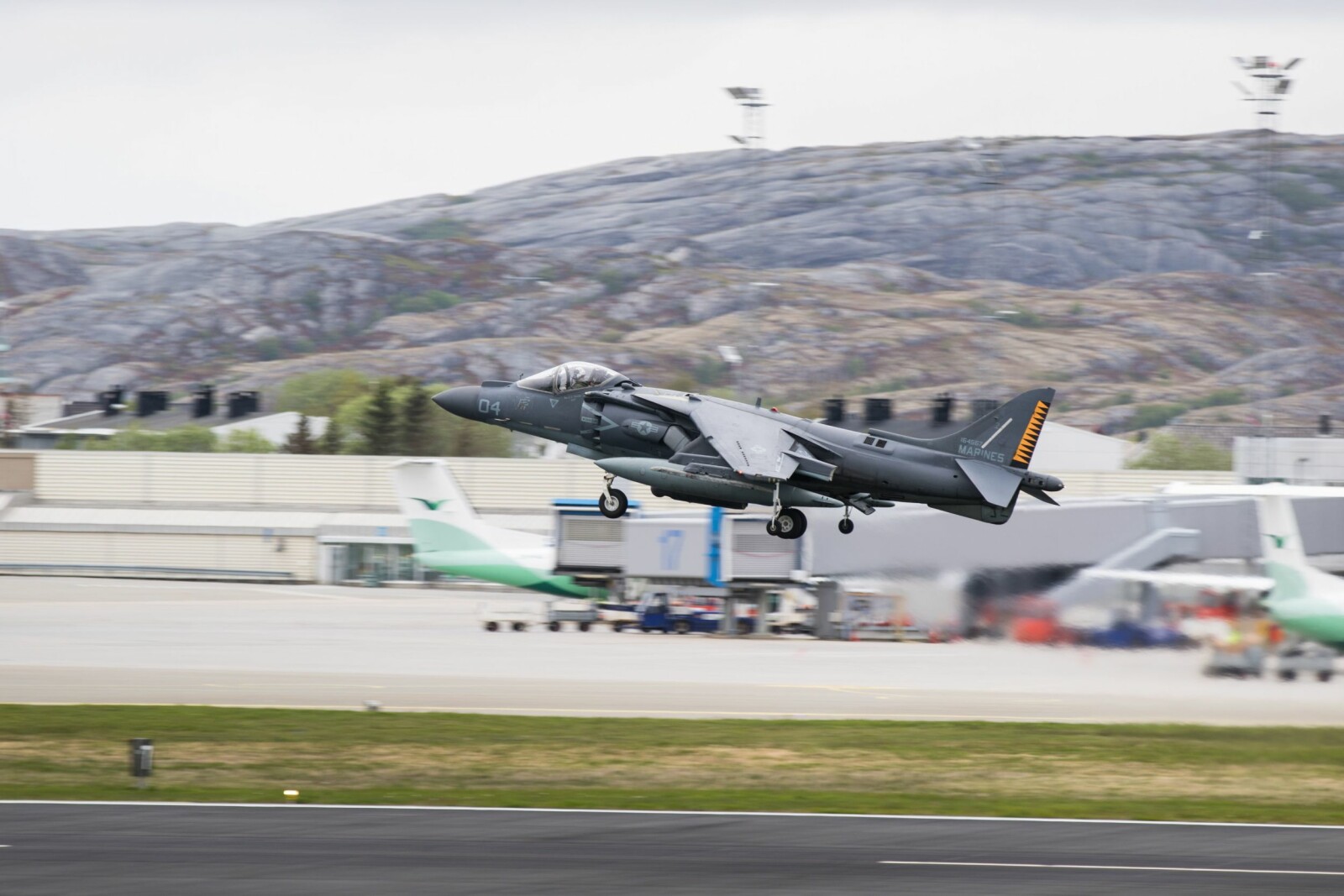 <b>FLYFORBEREDELSER:</b> Amerikansk AV-8 Harrier II under trening i Bodø før øvelse Trident Juncture 2018. 130 fly var med i øvelsen.