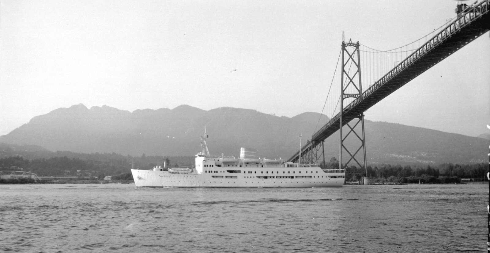 <b><SPAN CLASS=BOLD>AMERIKANSK TILLIT</SPAN>:</b> «Meteor» på vei ut fra Vancouver året før brannen. Norske skip nøt stor tillit etter at katastrofer hadde rammet det amerikanske cruisemarkedet.