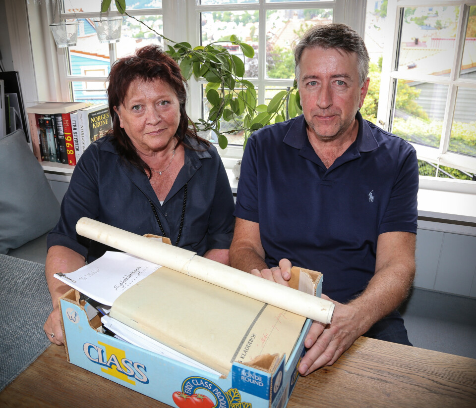 GRANSKER: Trygve Bjørkhaug (64) mistet storebroren Jonny i brannen. Her sitter han og kona Anne Rikke (63) med dokumenter om tragedien. Bildet av broren er tatt inne på lugaren på «Meteor».