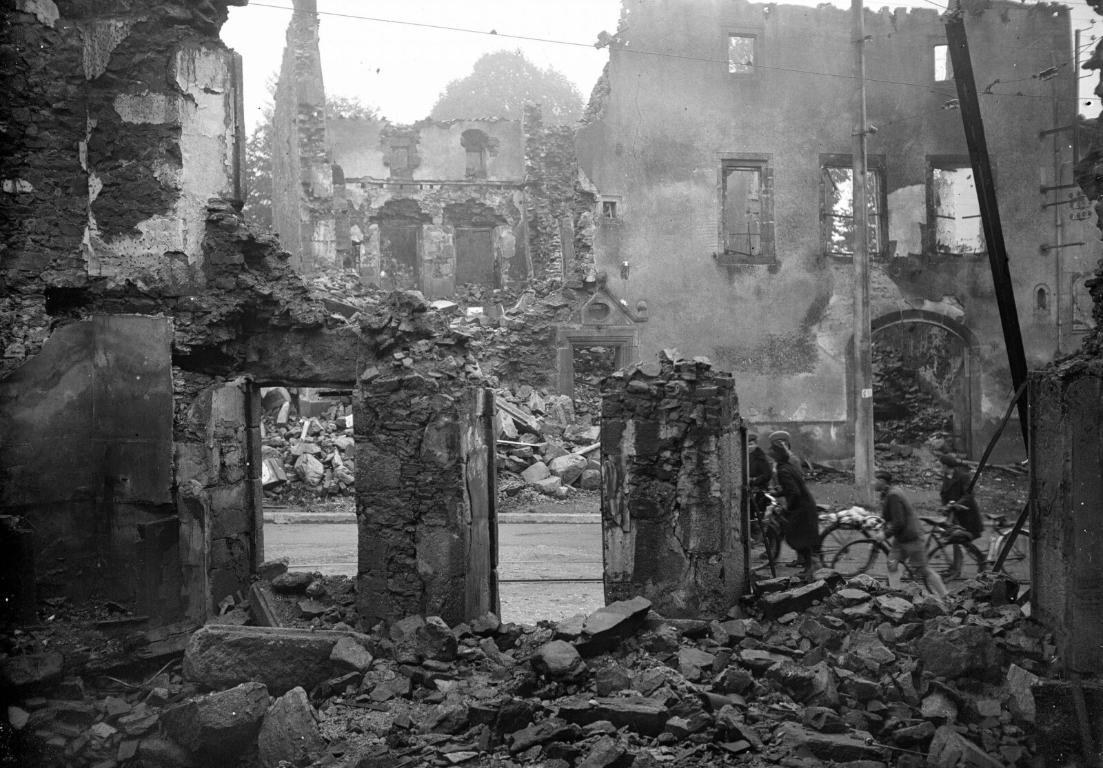 <b><SPAN CLASS=BOLD>RUINER:</b></span> Opprydningen etter ugjerningene i Oradour-sur-Glane ble svært krevende. Dette bildet er tatt i november 1944.