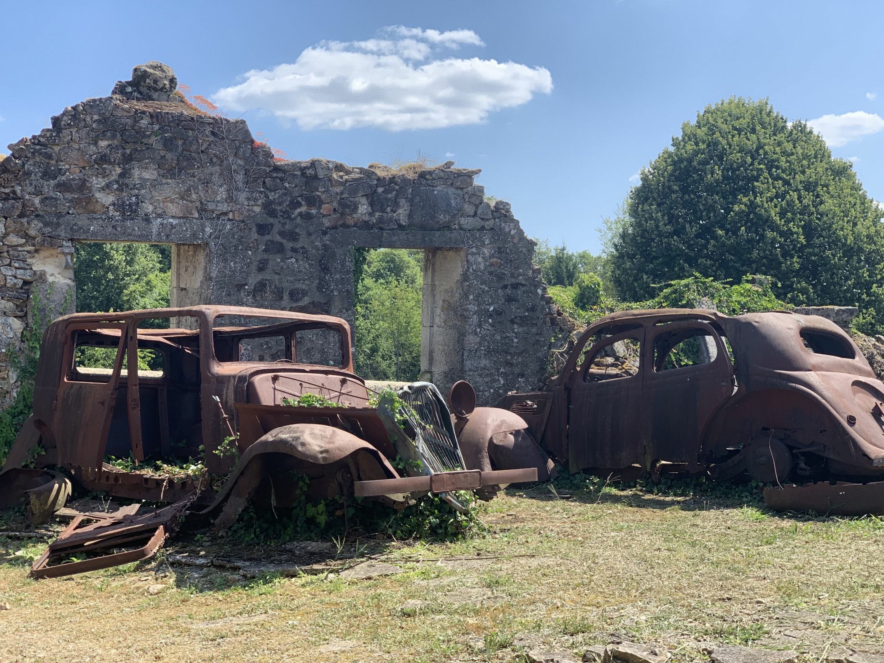 STÅR TIL EVIG TID: Bilene og ruinene står akkurat slik de ble etterlatt av SS-soldatene etter massakren.