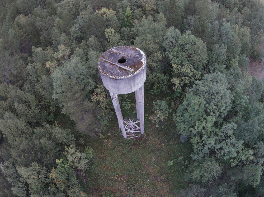 <b>STÅR STØTT:</b> Vanntårnet tyskerne bygget på Brenna for å betjene militær- og fangeleirer i Storfjord står fortsatt.