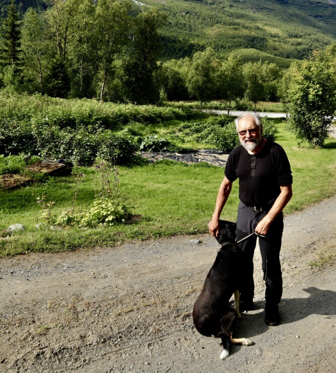 <b>HISTORIKER:</b> Tore Figenschau med hunden Kvitnos hjemme i Signaldalen.
