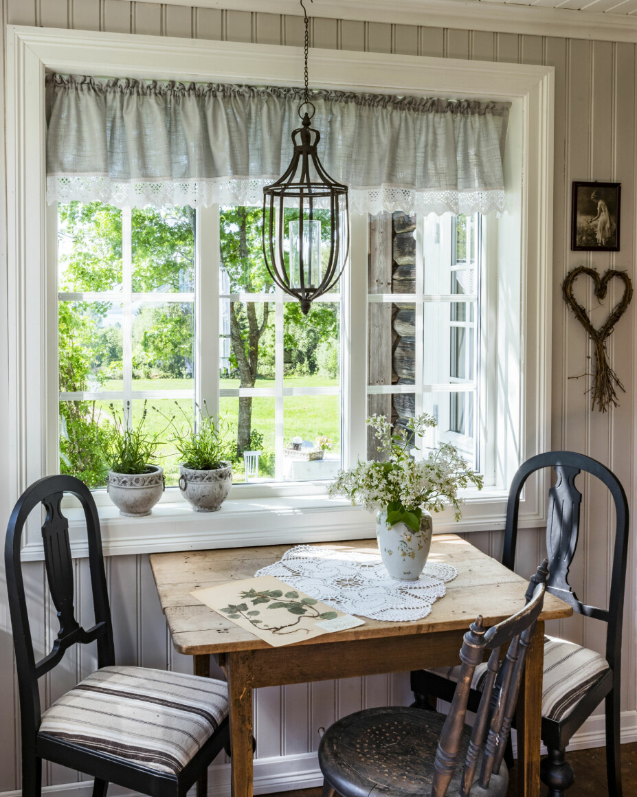 GJENREISTE ORIGINALEN: Tilbygget ved inngangen var så dårlig at det måtte rives. Dette har Vidar bygd opp igjen i original stand. Her ser man helt ned til vannet.