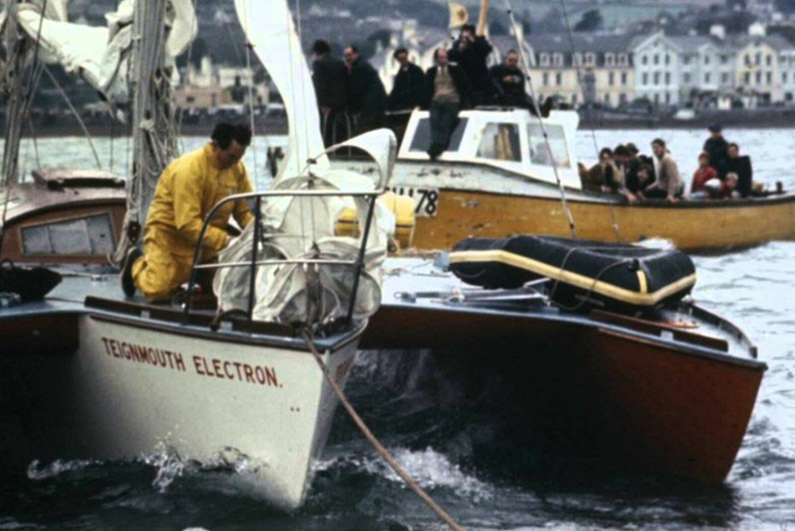 <b><span class="BOLD">BYENS HELT: </span></b>Amatøren Donald Crowhurst ble heiet frem i britiske medier før starten på Golden Globe Race. Båten var aldri testet til havs, og Crowhurst en helt ordinær seiler.