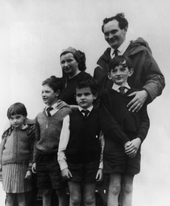 <b><SPAN CLASS=BOLD>FAMILIEMANN:</b></span> Crowhurst med familien like før avreise i 1968. Barna har gjenopplevd farens skjebne i to spillefilmer bare de siste par årene. 