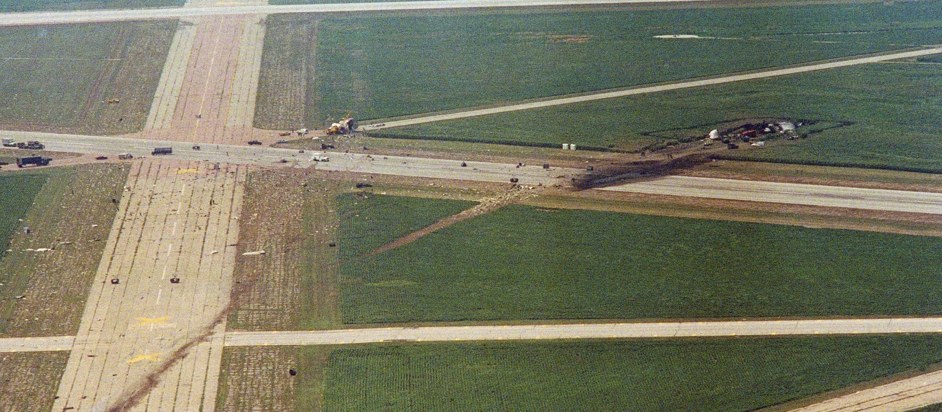 HAVARISTEDET: DC-10 flyet traff bakken med vingen først ved sotflekken nederst til venstre. Deretter slo det kollbøtte før det endte opp i maisåkeren til høyre. Snaut halvparten av passasjerene omkom.