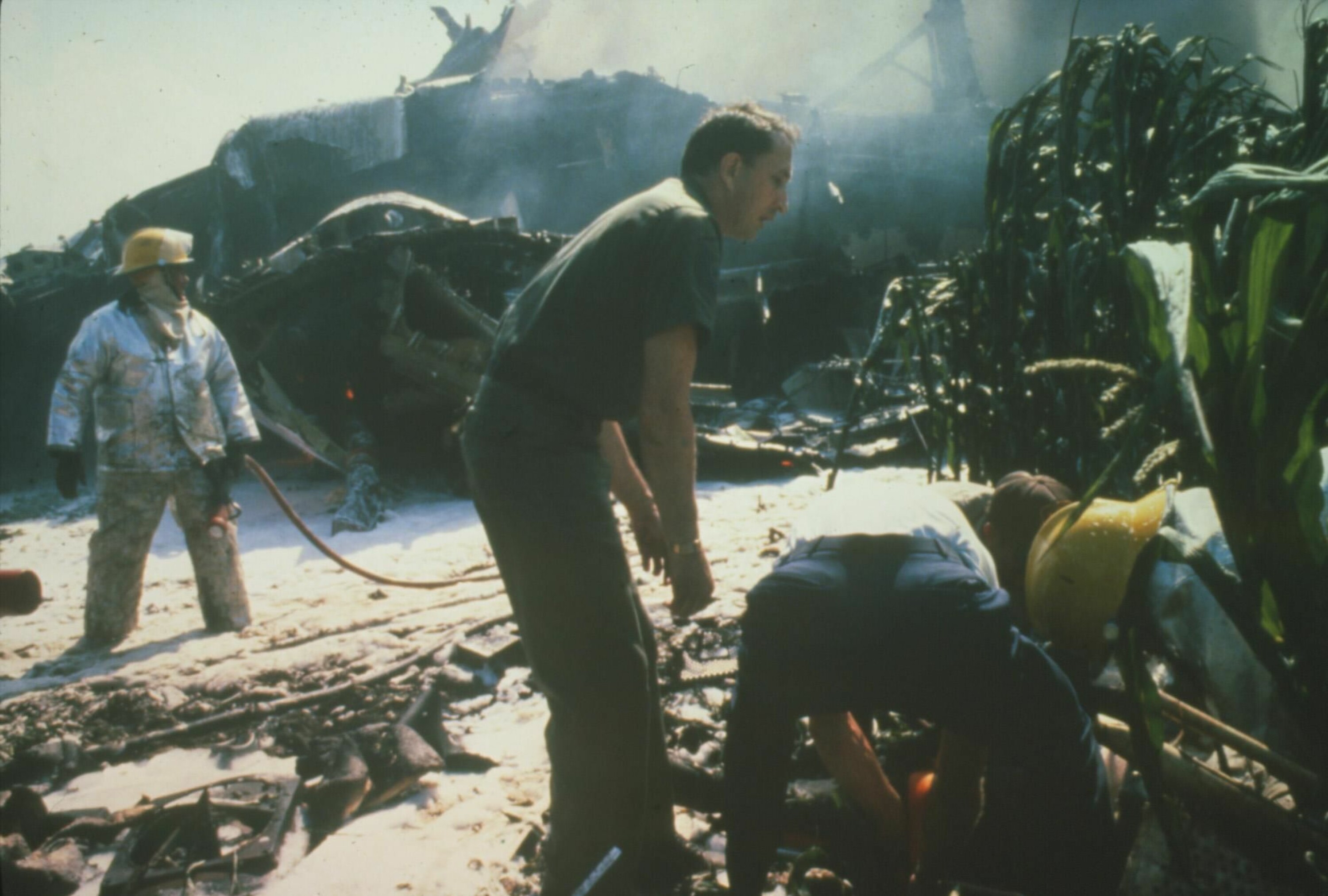 DRAMA: Brannmannskaper og friville leter gjennom vrakrestene rett etter ulykken.