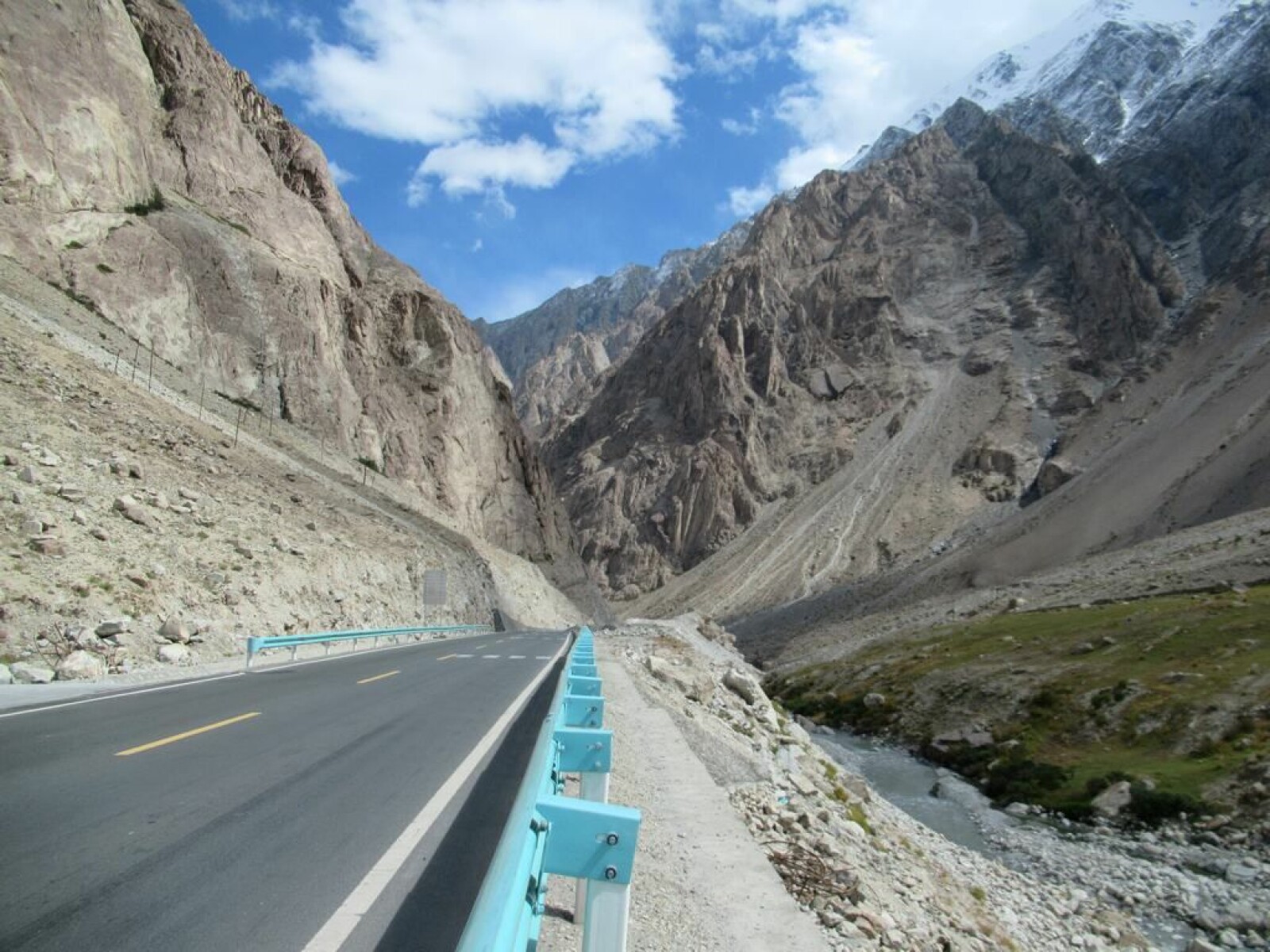 <b>FARLIG:</b> Karakoram Highway når en høyde på 4.714 meter, som i seg selv er en påkjenning for kroppen.