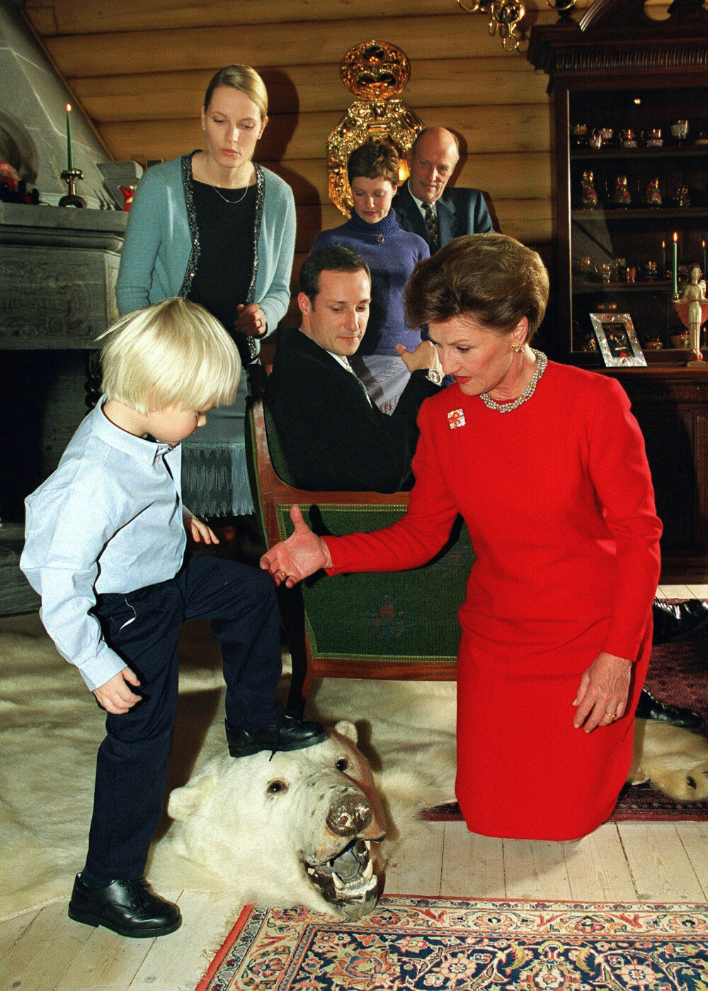 FAMILIEJUL: For første gang var Mette-Marit og Marius med på den offisielle julefotograferingen i 2000. Dronning Sonja gikk ned på kne for å hjelpe bonusbarnebarnet å komme seg opp på isbjørnhodet på gulvet på Kongsseteren.
