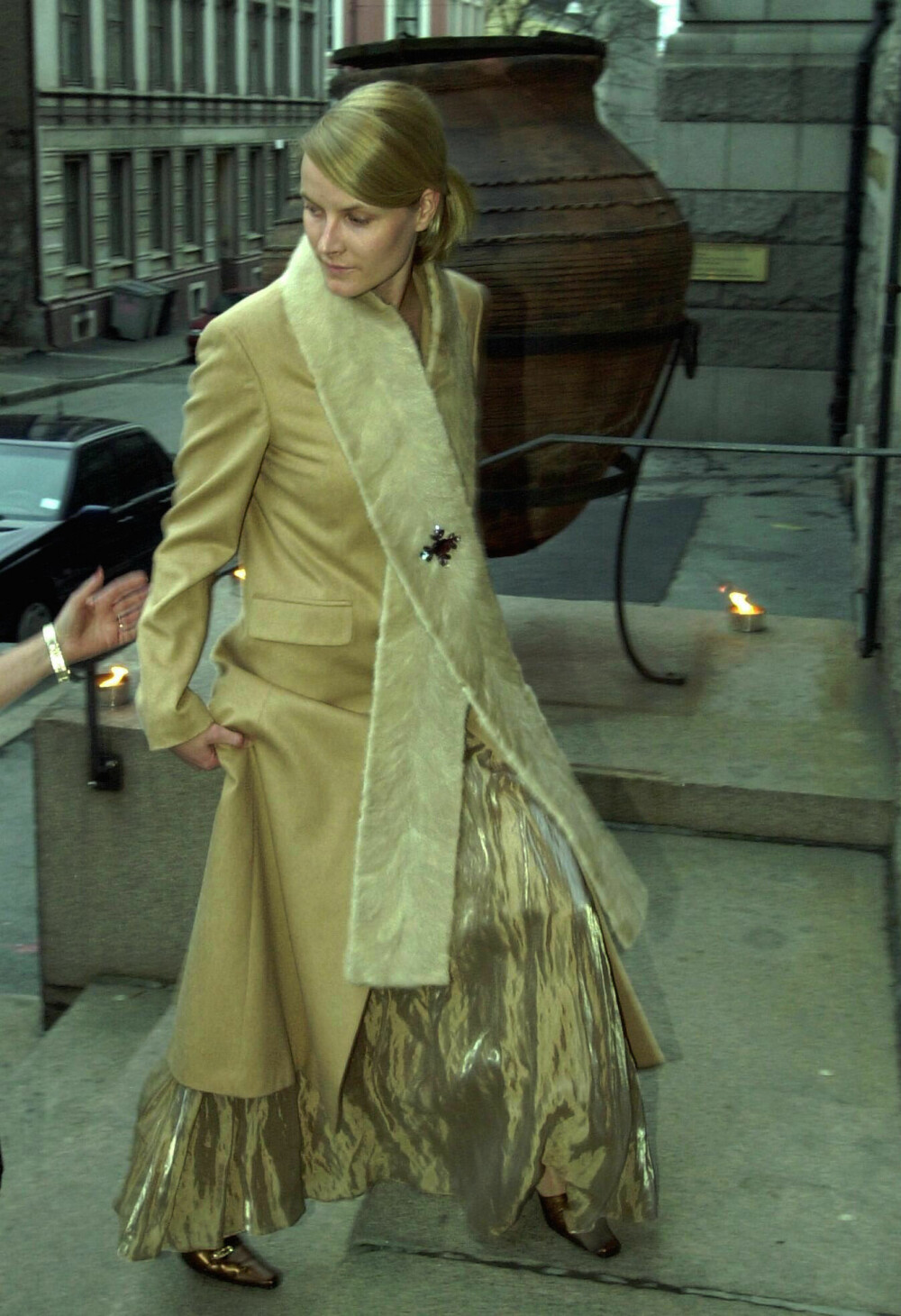GYLLEN DAME: Da Kunstindustrimuseet i Oslo feiret 125-årsjubileum i 2000, dukket Mette-Marit opp i en gyllen kjole med tilhørende kåpe og ekstra langt skjerf.