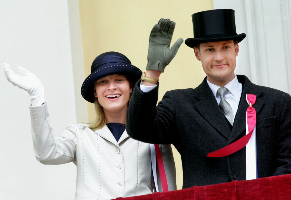 FØRSTE 17. MAI: Sørlandsjenta var forlovet med Norges kronprins og fikk derfor vinke til folket på Slottsbalkongen for aller første gang på nasjonaldagen i 2001.