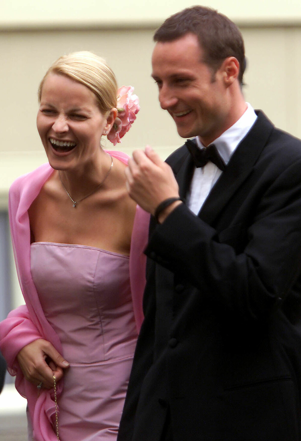 <b>KONGELIG BRYLLUP:</b> Tre måneder før de selv skulle gifte seg, var Mette-Marit og Haakon gjester i bryllupet til prins Constantijn og prinsesse Laurentien i Nederland. Den rosa kjolen er designet av Ove Harder Finseth, som også designet brudekjolen hennes. 
