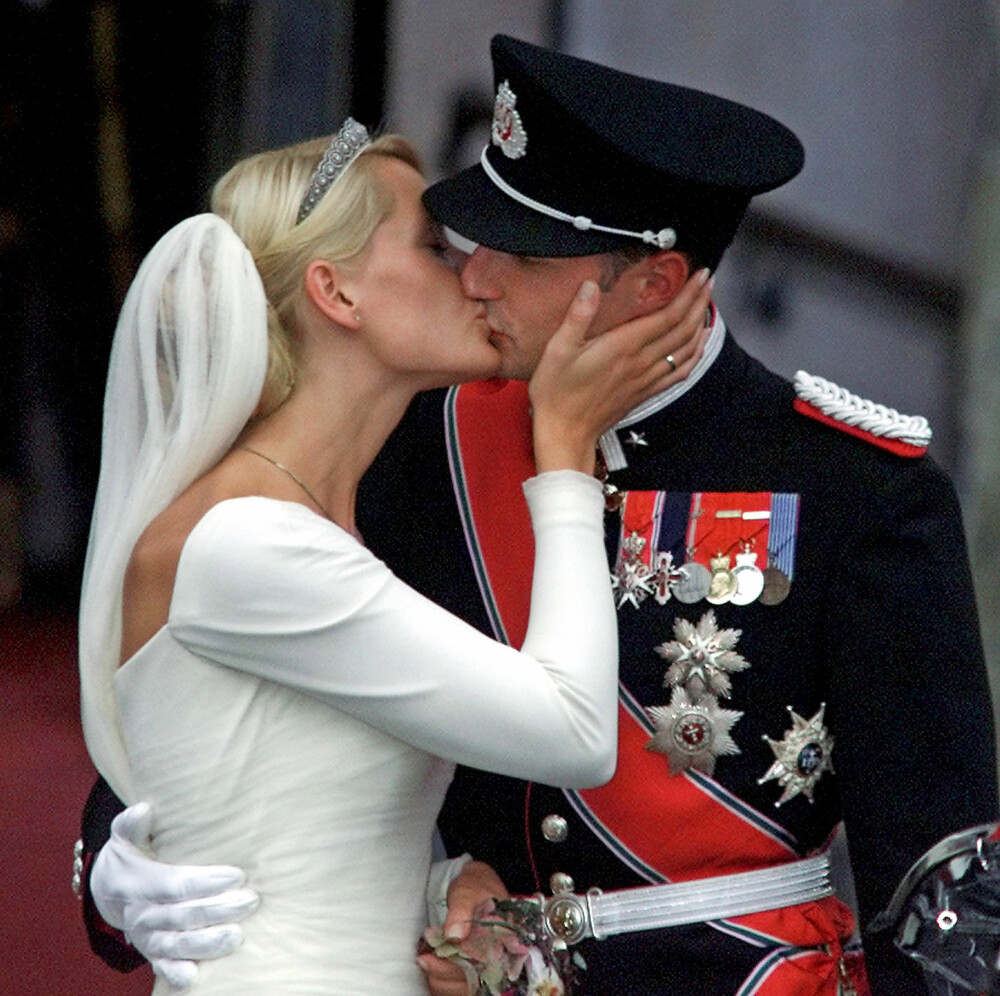 ØMT KYSS: Mette-Marit har akkurat blitt Norges nye kronprinsesse, og kysset hun ga ektemannen utenfor Oslo domkirke ble ikonisk.