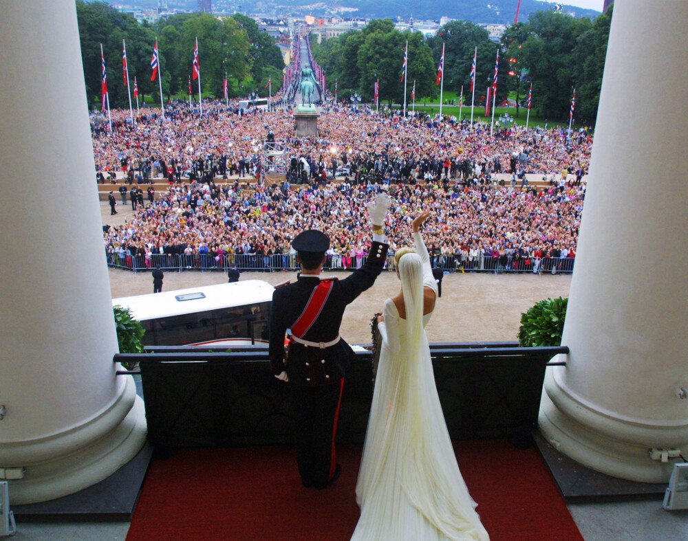 HILSTE FOLKET: Tusenvis av mennesker hadde møtt opp utenfor Slottet for å hylle det nybakte ekteparet 25. august 2001.
