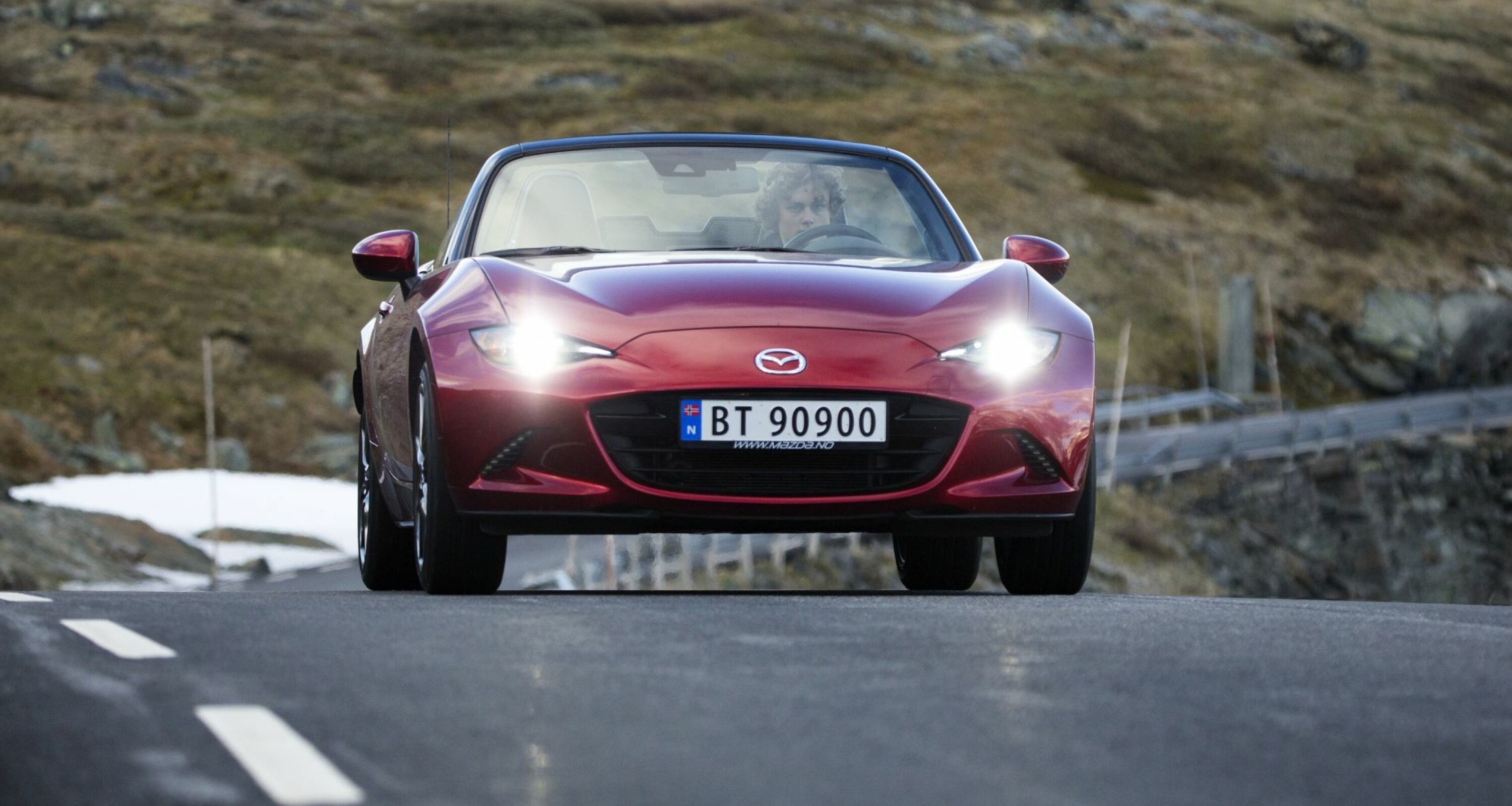 MAZDA MX-5: Kjøreglede handler ikke om antall hestekrefter, men mer om følelsen av at bil og fører er ett. På Fylkesveg 55 er japaneren til under en halv million kroner essensen av sportsbil.