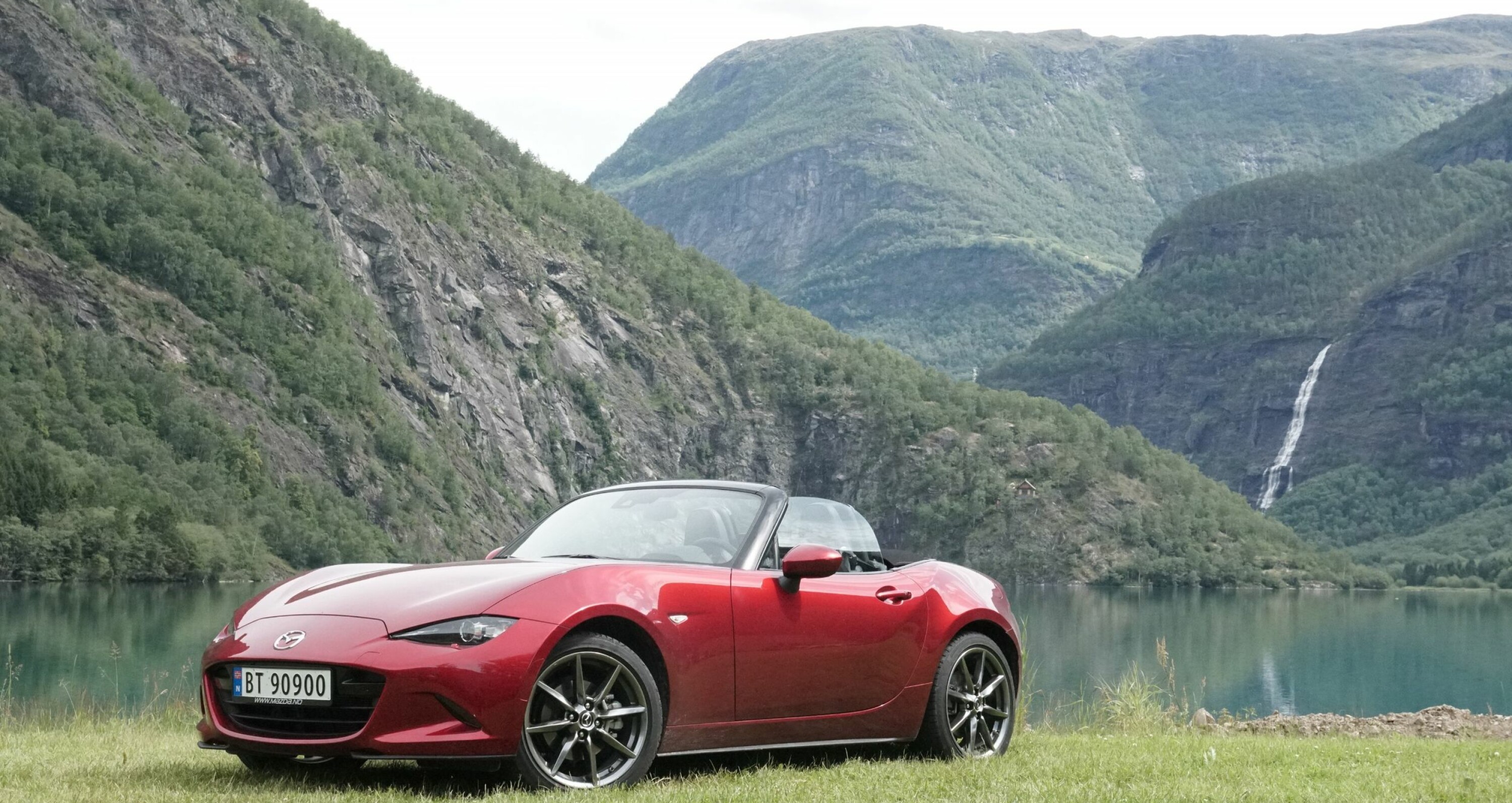 VEI FOR MORO SKYLD: Det er mange steder i vårt land der man titter oppover fjellsider og tenker hvordan og hvorfor i alle dager noen har kommet på å bygge vei der.